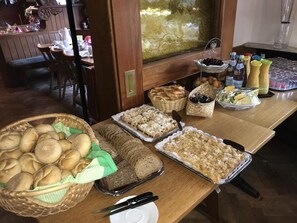 Kontinental frokost hver dag (mot et tillegg)