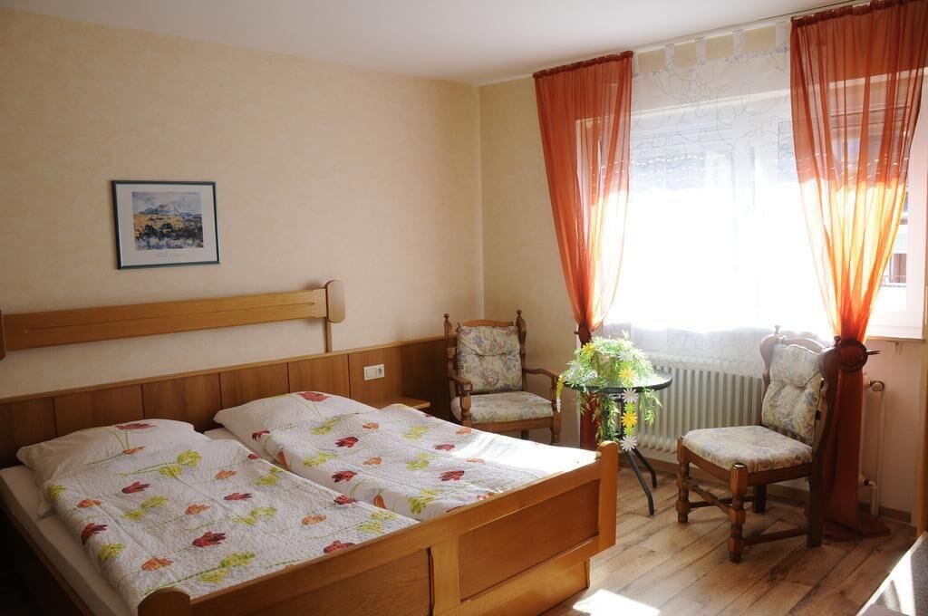 standard double room | in-room safe, individually decorated, bed sheets