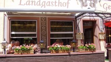 Pintu masuk hartanah