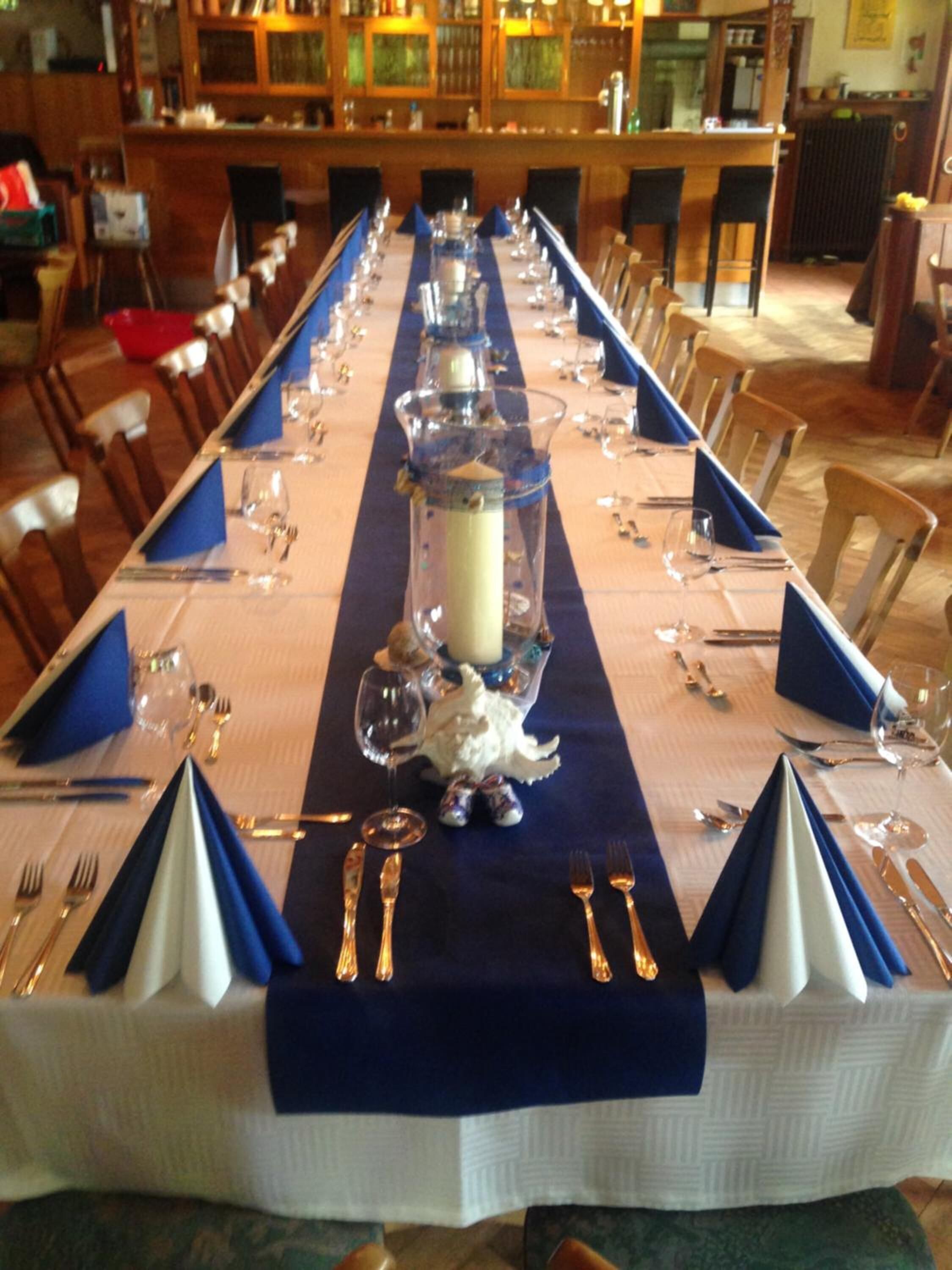 breakfast, lunch and dinner served