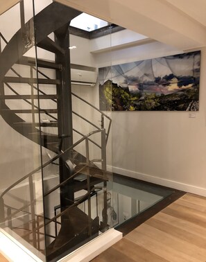 Apartamento presidencial, 1 habitación, sauna | Zona de estar | Televisión de pantalla plana de 65 pulgadas con canales por cable