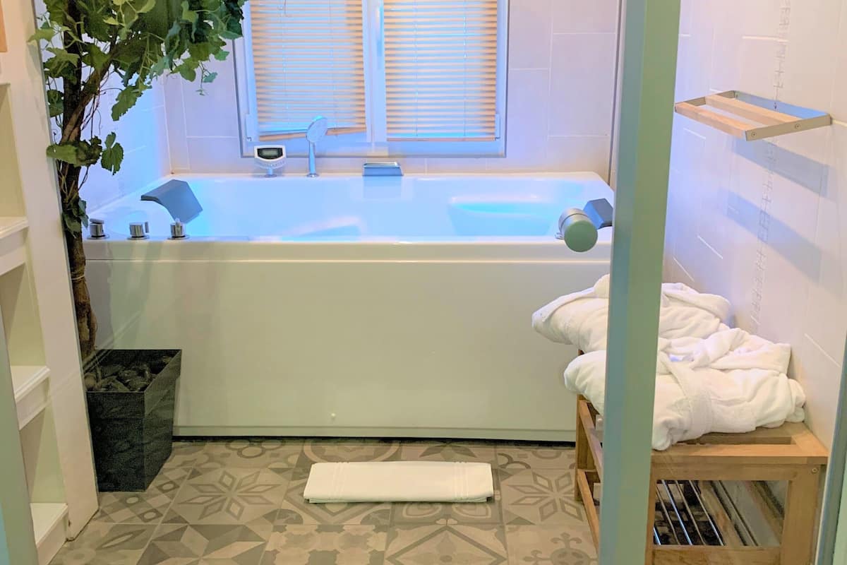 superior apartment, 1 bedroom, jetted tub | private spa tub