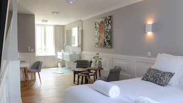 Suíte superior, 1 quarto (balnéo) | 1 quarto, roupas de cama premium, cofres nos quartos