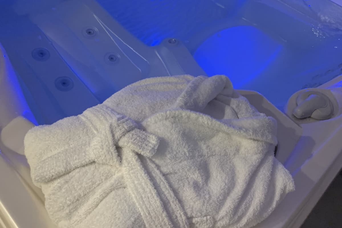 Deluxe suite, 1 slaapkamer, hot tub | Privéspabad
