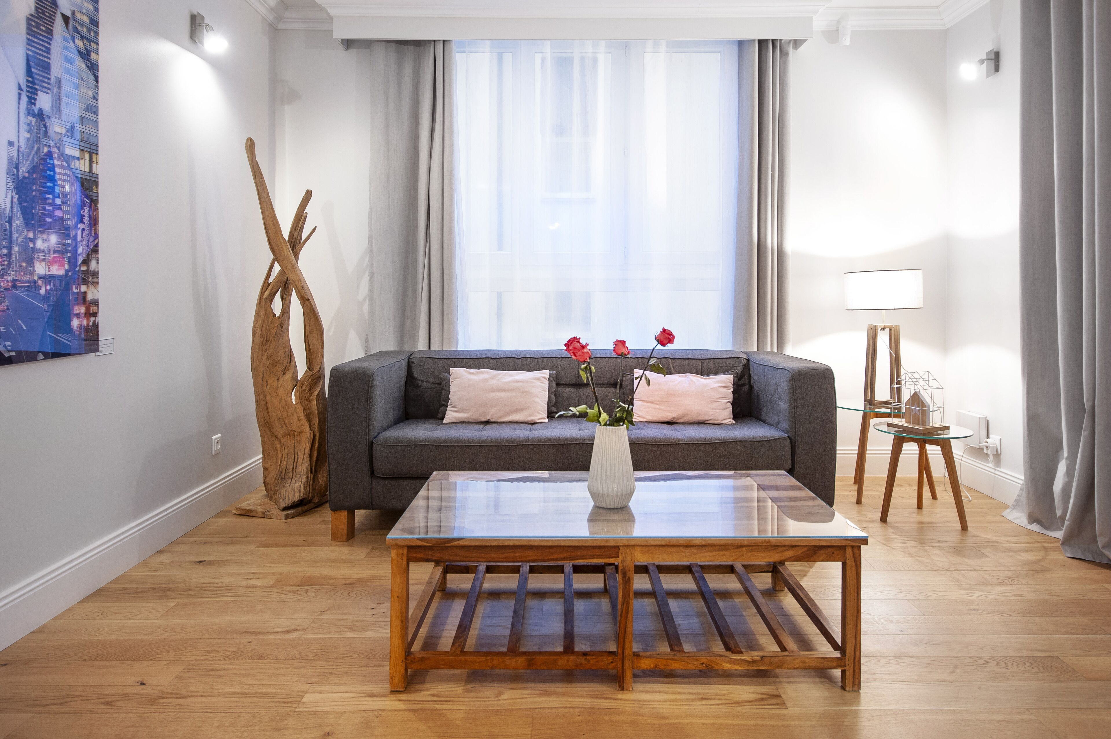 Televisi layar datar 65-inci dengan saluran TV kabel dan TV