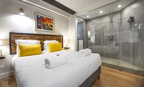 A modern hotel room with a large bed, a shower, and a painting on the wall. - Au 30 Lille Centre Grand Palais (Lille)