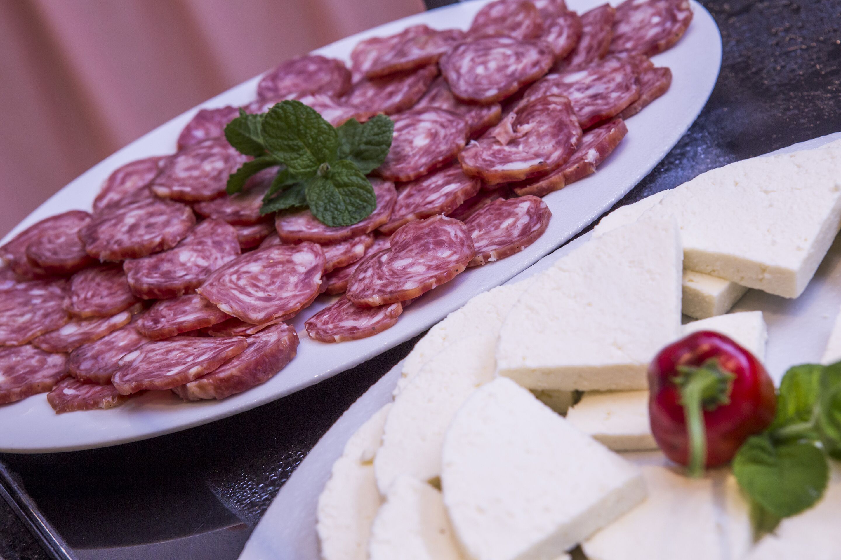 Un plato de salami en rodajas y queso.