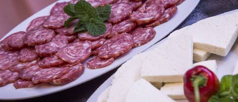 Un plato de salami en rodajas y queso.