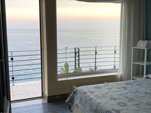 Deluxe-Doppelzimmer, Balkon, Meerblick | Hochwertige Bettwaren, Daunenbettdecken, Minibar, schallisolierte Zimmer