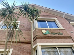 Vista frontal de la propiedad