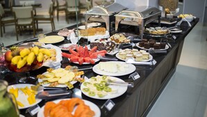 Frokost og middag serveres