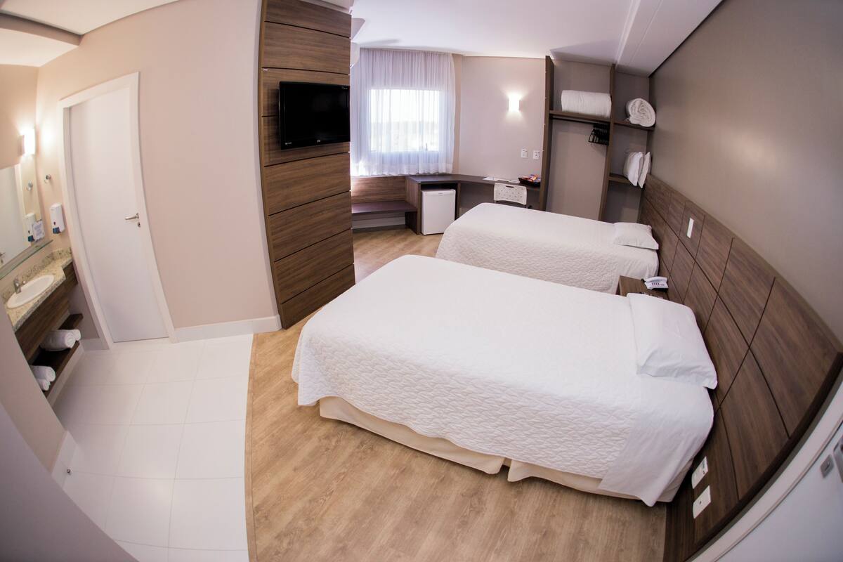 Minibar, escritorio, cortinas blackout y sistema de insonorización 