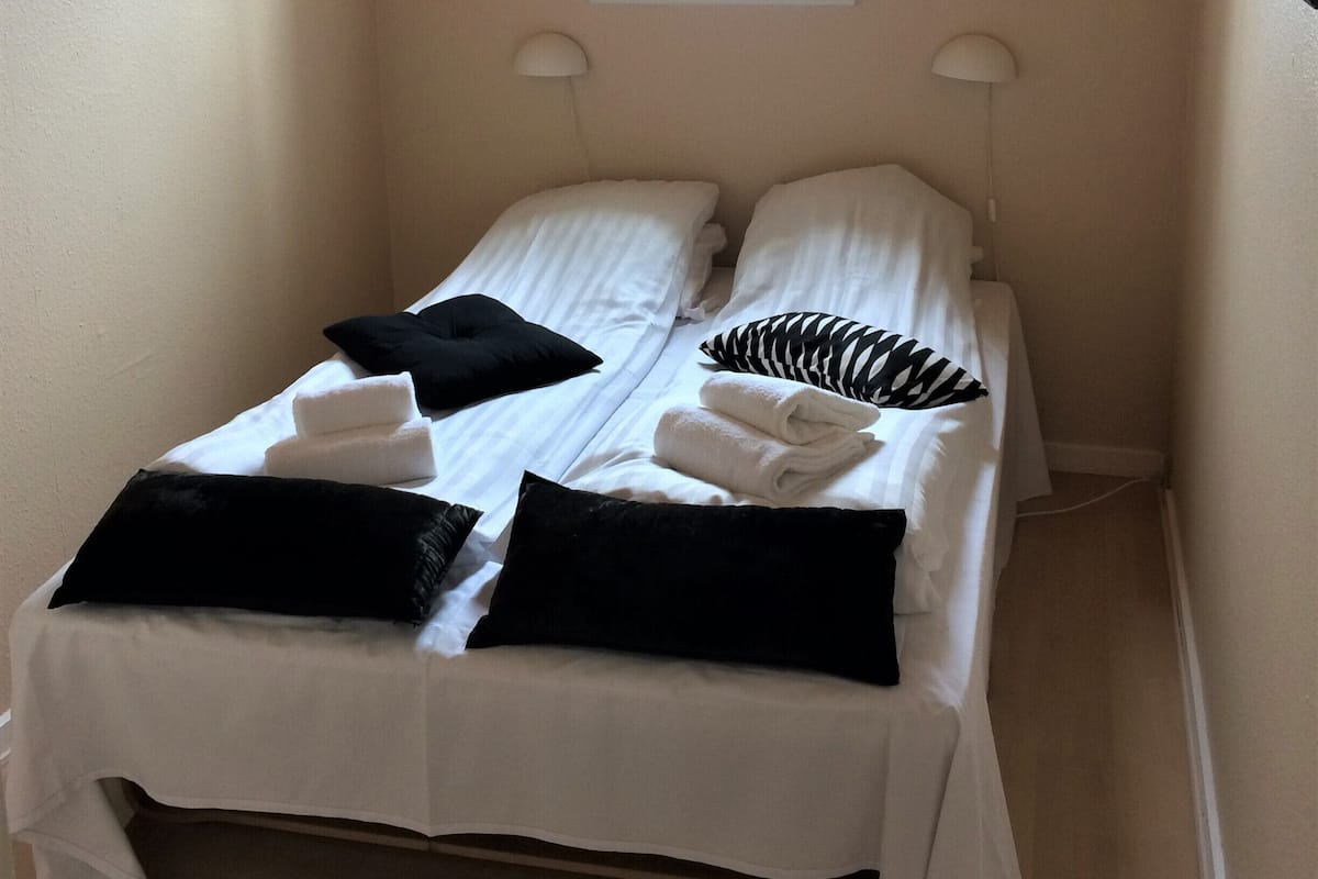 apartment, 1 bedroom, patio (gæstgiverstien) | down duvets, iron/ironing board, free wifi, bed sheets