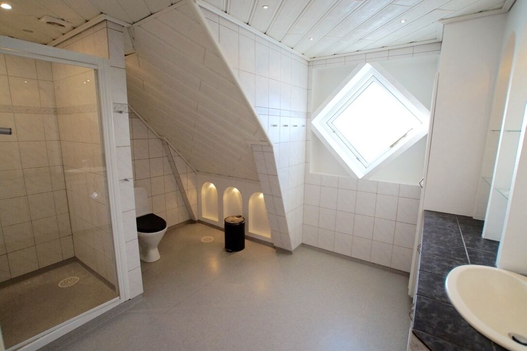 apartment, 3 bedrooms, patio (gæstgiverstien) | bathroom | shower, free toiletries, hair dryer, towels