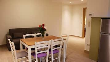 xxxApartment, Accessible (Disabled)xxx | Makan di kamar