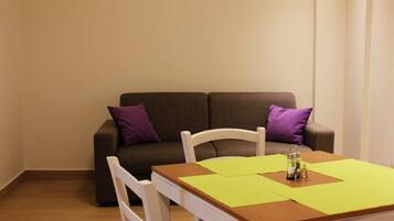 Studio | Makan di kamar