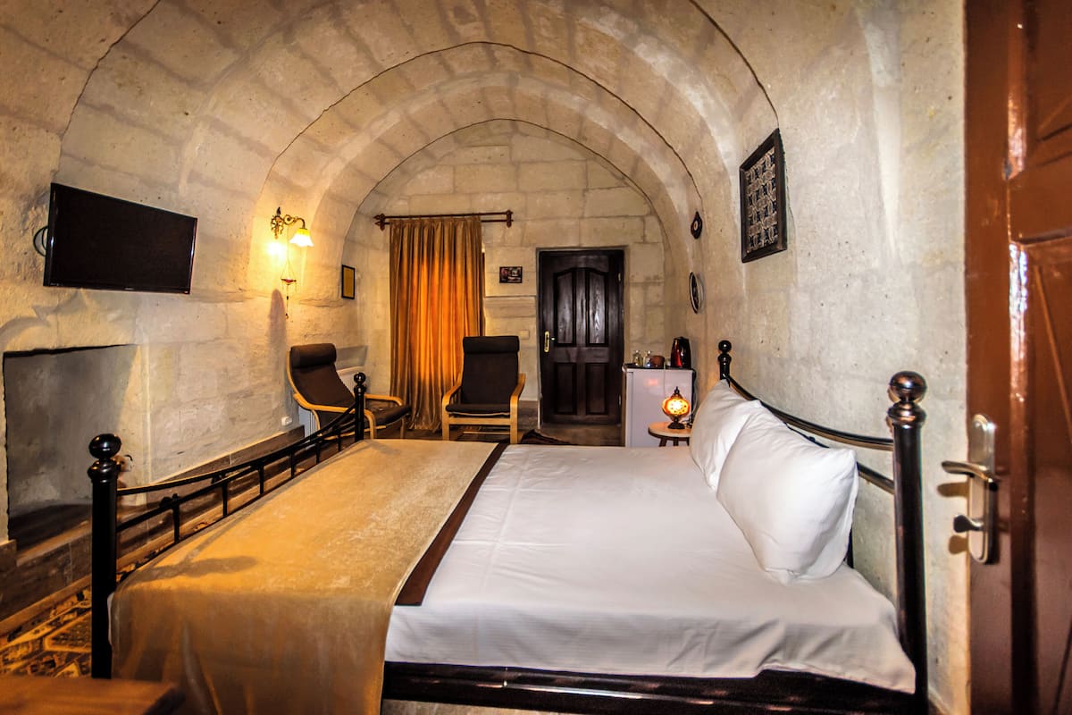 Deluxe Cave Room | Een minibar met enkele gratis items, individueel gedecoreerd