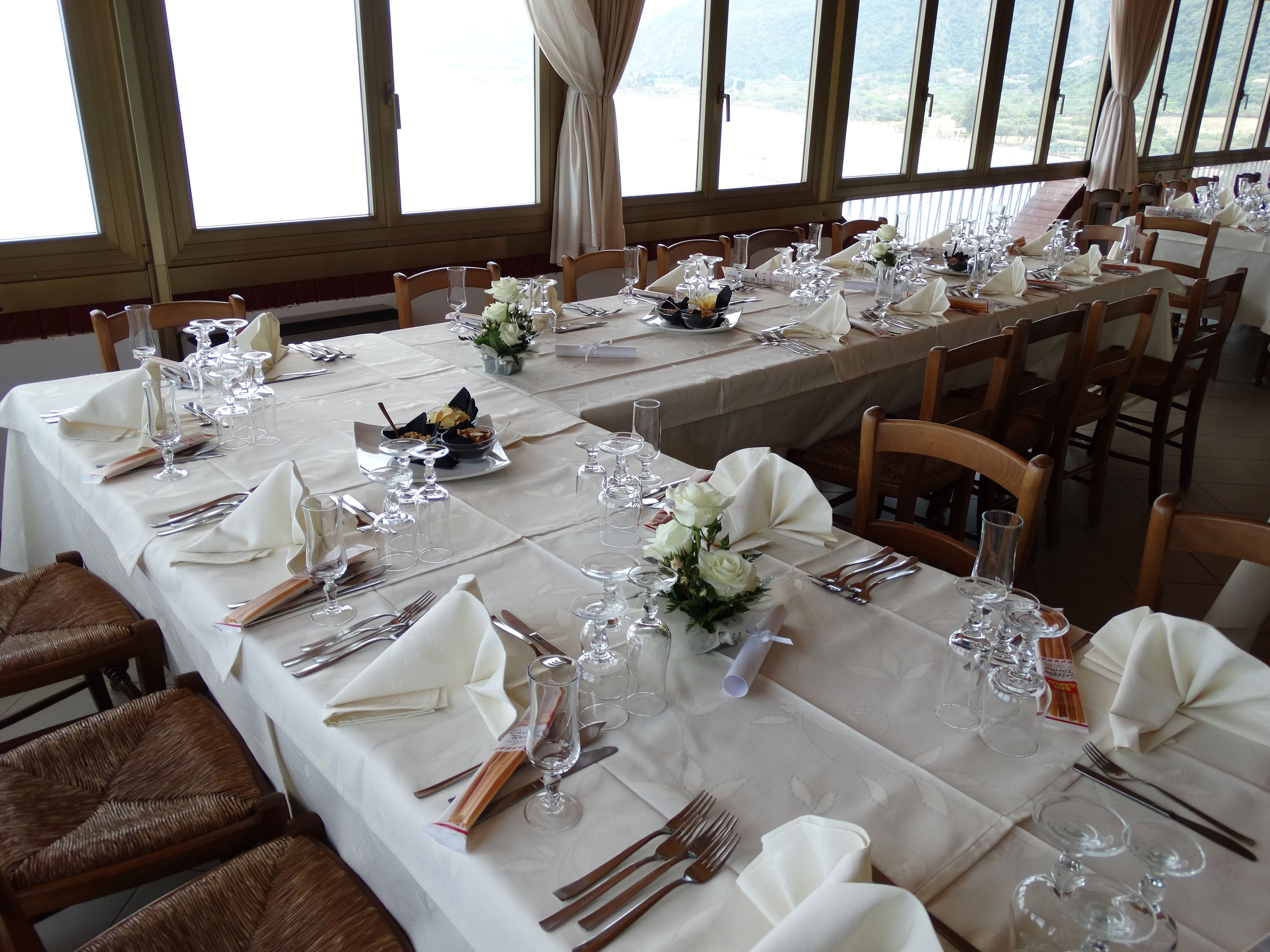 Déjeuner et dîner servis sur place, spécialités Cuisine locale