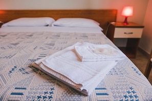 Standaard kamer, 1 twee- of 2 eenpersoonsbedden, 1 slaapkamer, gedeeltelijk uitzicht op oceaan | Een bureau, rolstoeltoegang