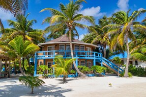 Private beach, white sand, sun-loungers, beach umbrellas - White Sands Cove (San Pedro)