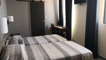 Comfort tweepersoonskamer, uitzicht op de stad | Een kluis op de kamer, een bureau, babybedden (toeslag), gratis wifi