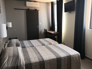 Comfort Double Room, City View | In-room safe, desk, cribs/infant beds, free WiFi - Hôtel Le Dauphin Bleu (Saintes-Maries-de-la-Mer)
