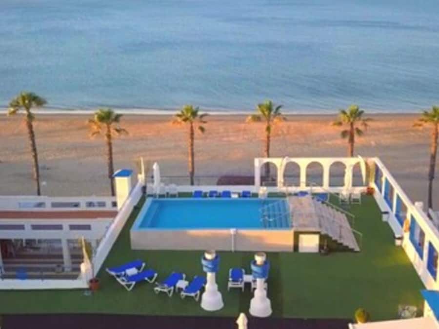 Una piscina al aire libre