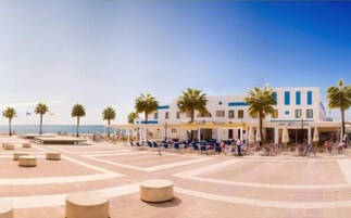 En la playa, arena blanca