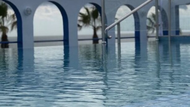 Una piscina al aire libre