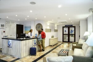 Mostrador para check-in y check-out