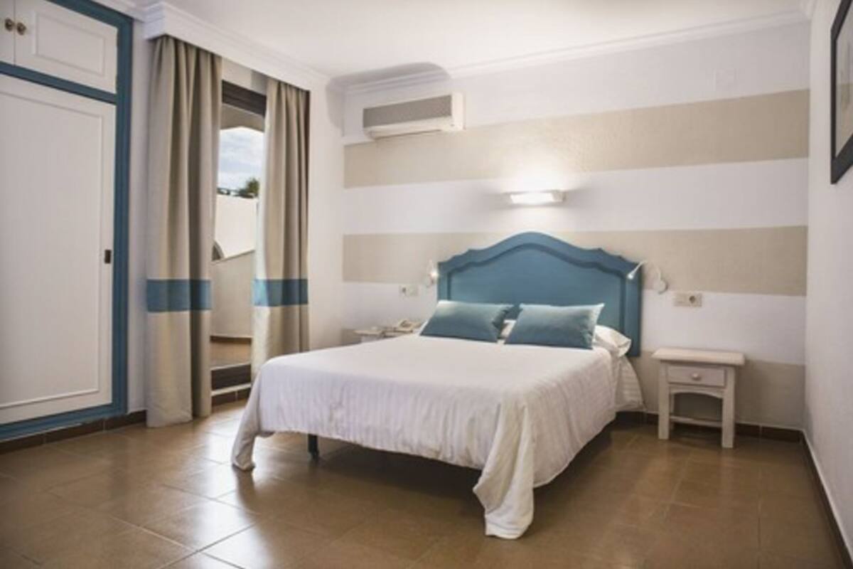 Desk, laptop workspace, WiFi (free), bed sheets