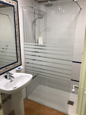 Bathroom shower - Hotel Marlin Antilla Playa (Lepe)