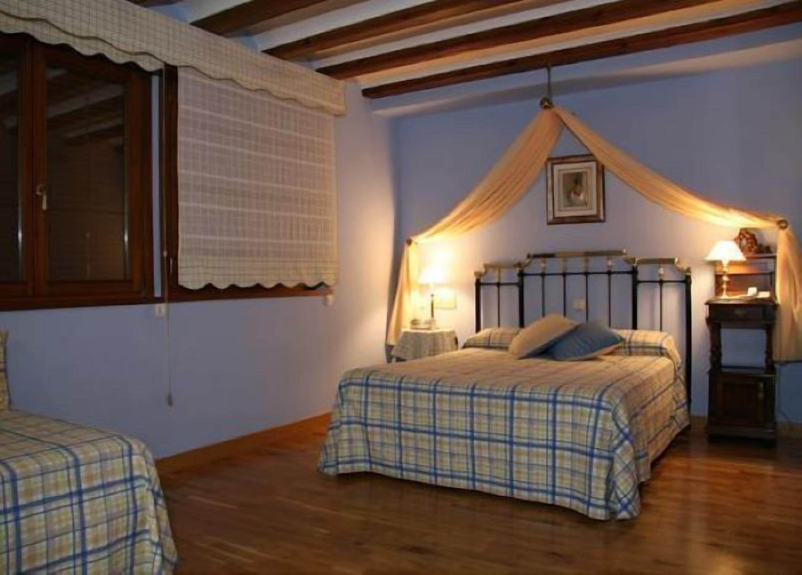 standard triple room, 3 single beds | minibar, in-room safe, individually decorated, individually furnished