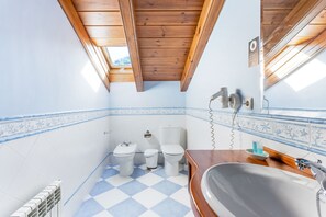 Premium Double Room, 1 Queen Bed | Bathroom | Free toiletries, hair dryer, bidet, towels