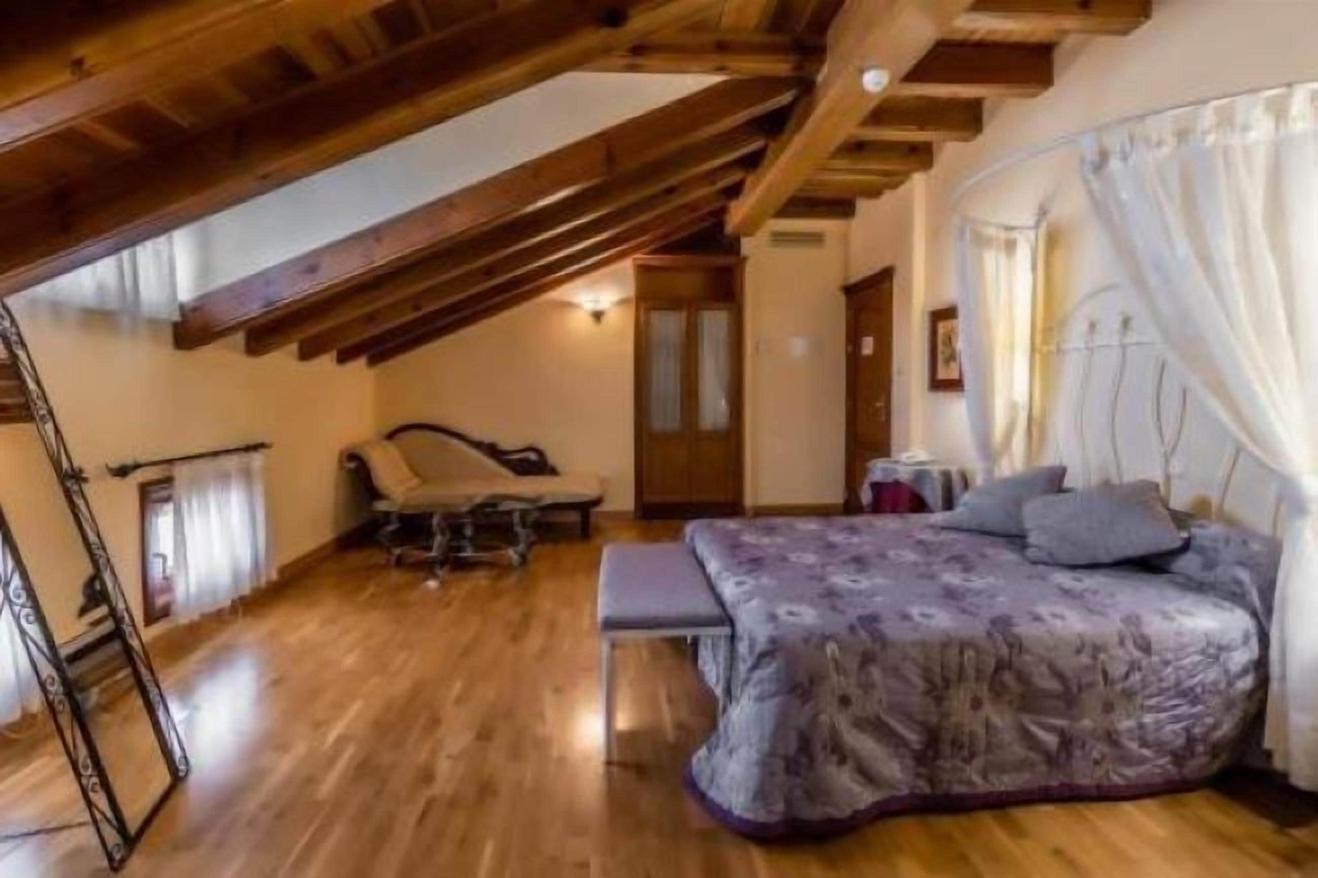 suite | minibar, in-room safe, individually decorated, individually furnished