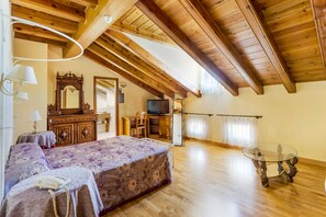 Suite | Minibar, in-room safe, individually decorated, individually furnished