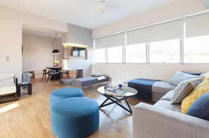 Suite – superior, 1 soverom | Oppholdsområde | En 45-tommers plasma-TV med kabel-kanaler samt TV