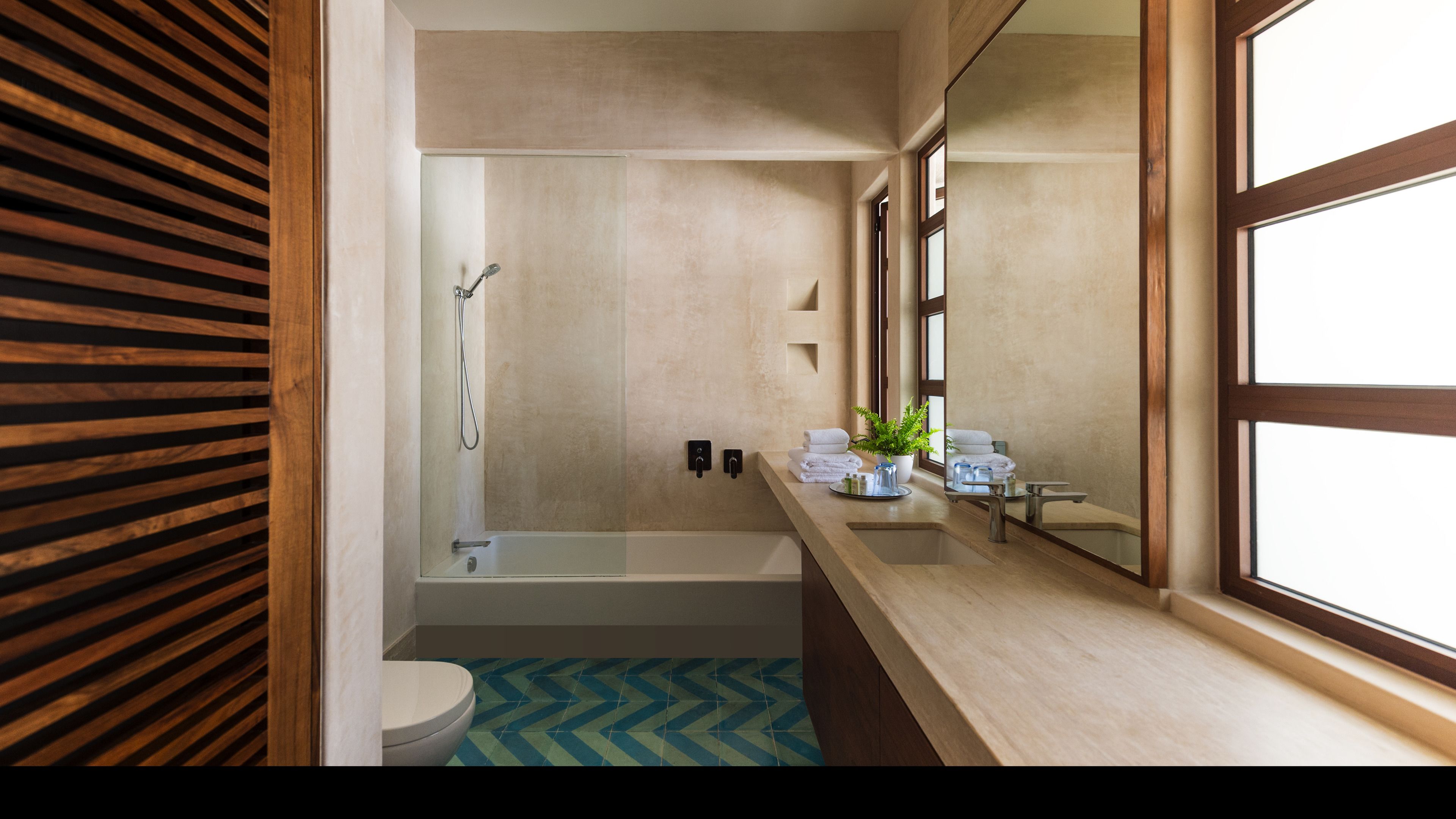 Une salle de bain moderne équipée d’une douche, de toilettes et d’un lavabo.