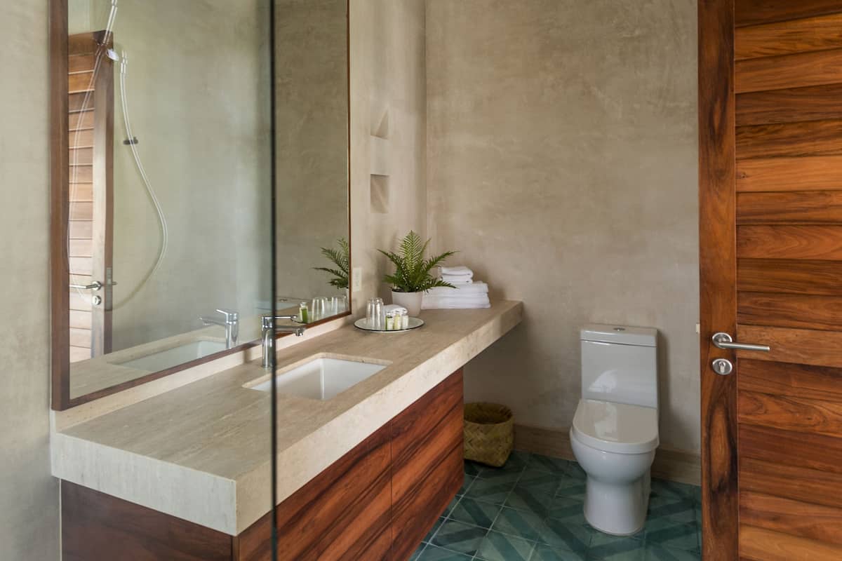 deluxe suite, 2 double beds | bathroom | free toiletries, hair dryer, towels, shampoo