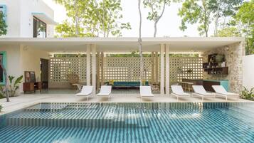 Una piscina al aire libre