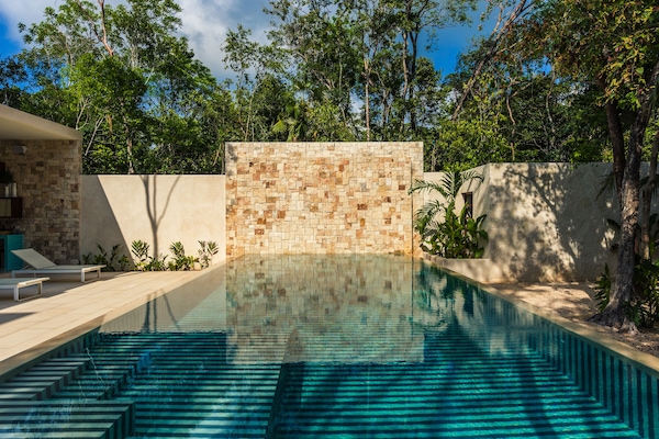 Una piscina al aire libre