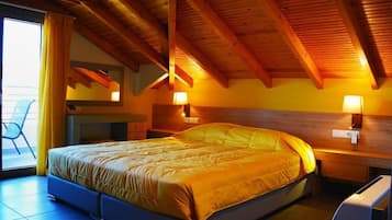 Kahden hengen huone (Attic) | Tallelokero huoneessa, työpöytä, äänieristys, ilmaiset vauvansängyt