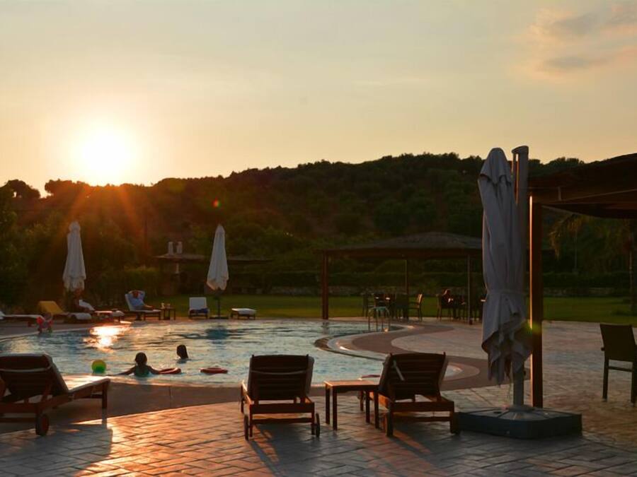 Een buitenzwembad en ligstoelen