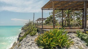 A wooden gazebo with a view of the ocean. - Maria Del Mar Tulum (Tulum)