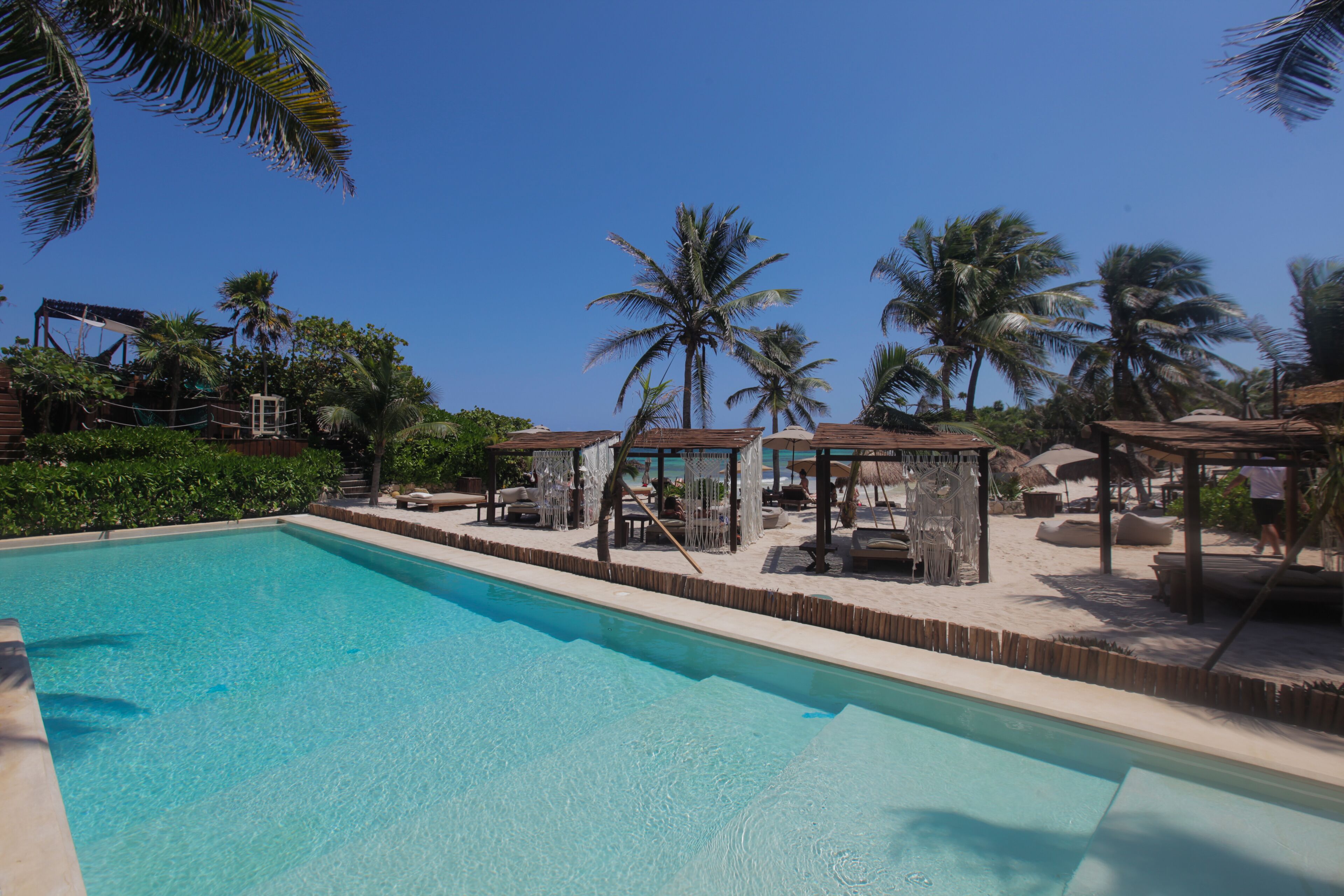 Piscina externa, barracas de cortesia, guarda-sóis