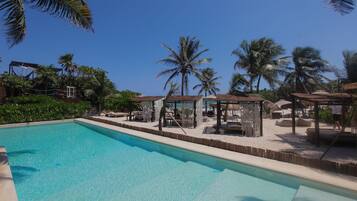 Piscina externa, barracas de cortesia, guarda-sóis