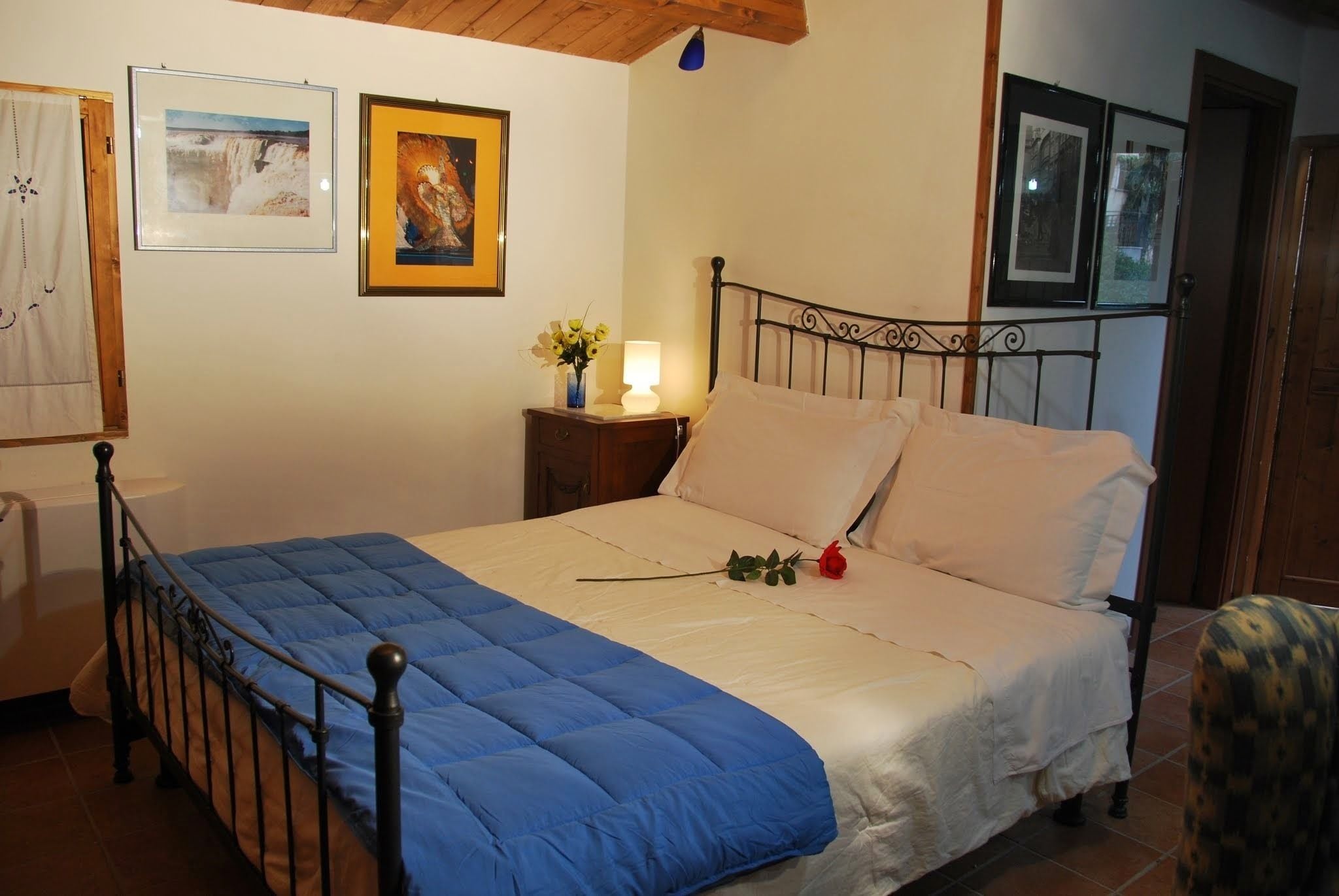 Cottage | Premium bedding, desk, soundproofing, iron/ironing board