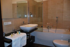 Double Room (Blu) | Bathroom | Free toiletries, hair dryer, towels - B&B Percorso Verde (Perugia)