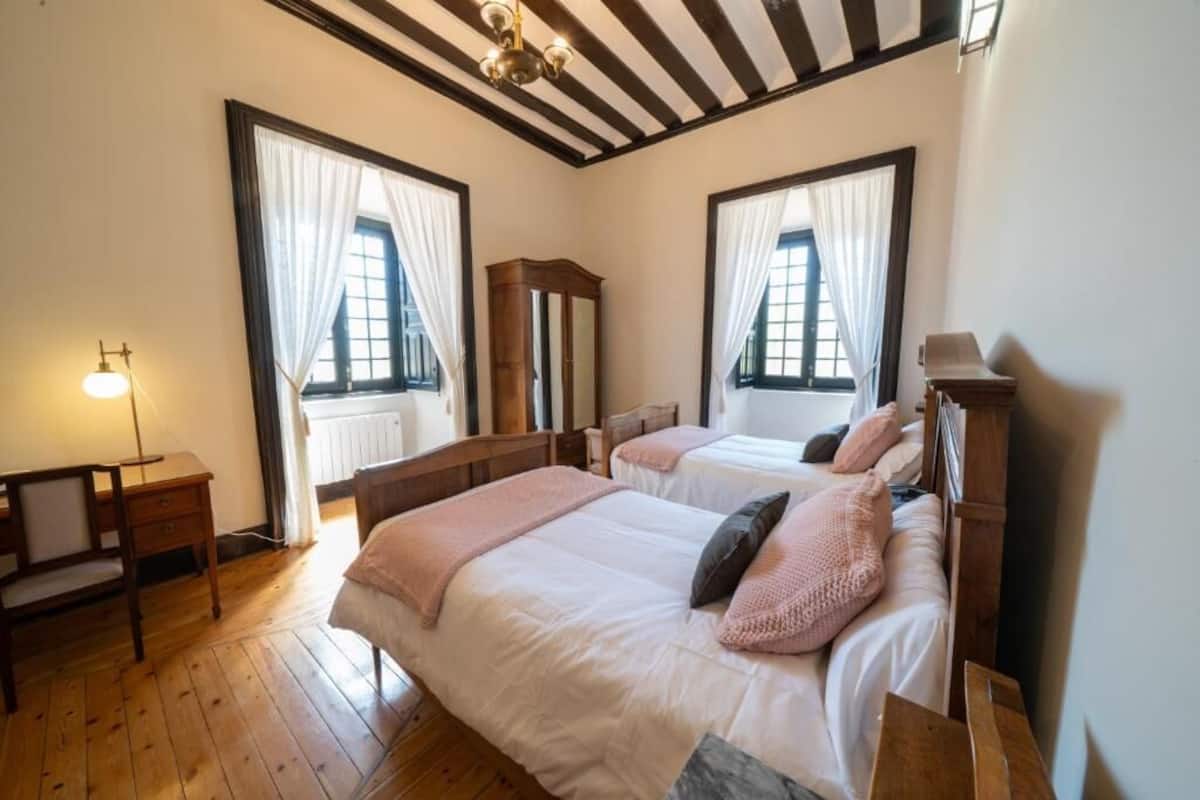 Escritorio, cunas gratuitas y ropa de cama