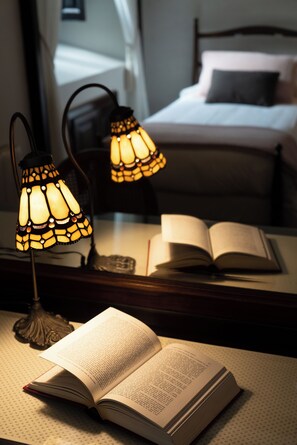 Een bureau, gratis babybedden